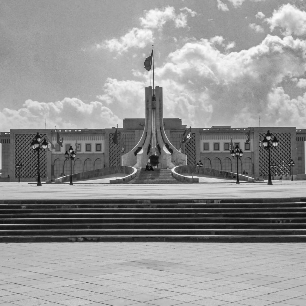 Photo en noir et blanc du monument national sur la place de la Kasbah en Tunisie.