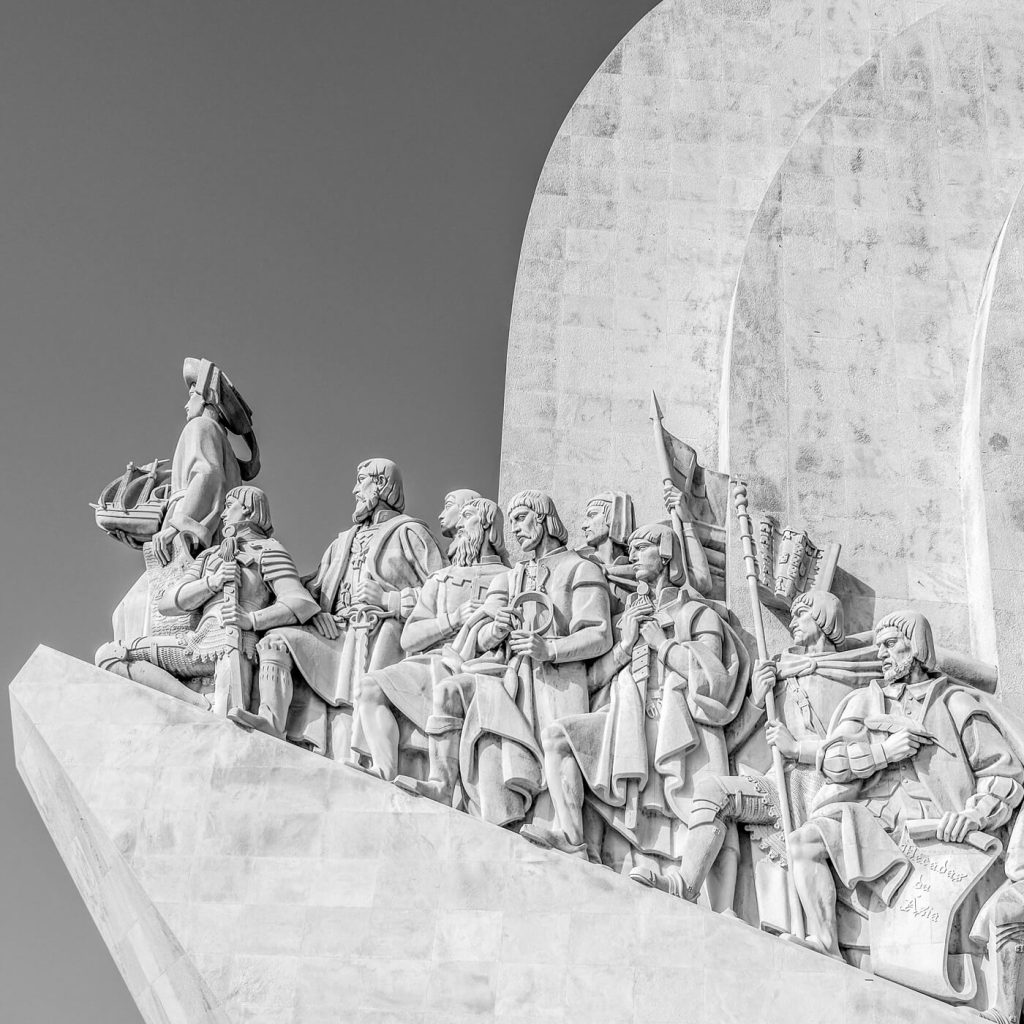 Photo en noir et blanc du monument aux Découvertes à Lisbonne, au Portugal.