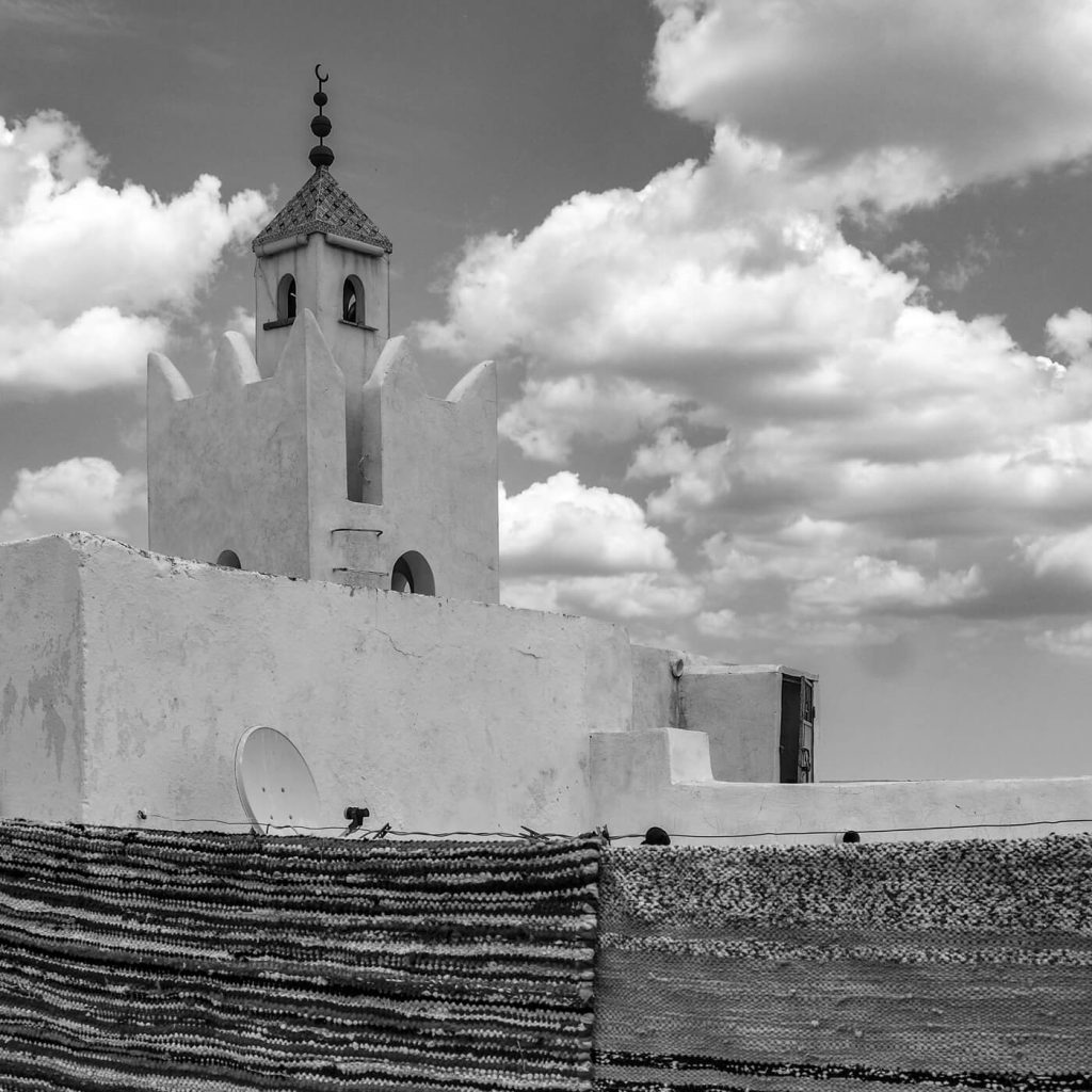 Photo en noir et blanc de la mosquée dans un village berbère en Tunisie.