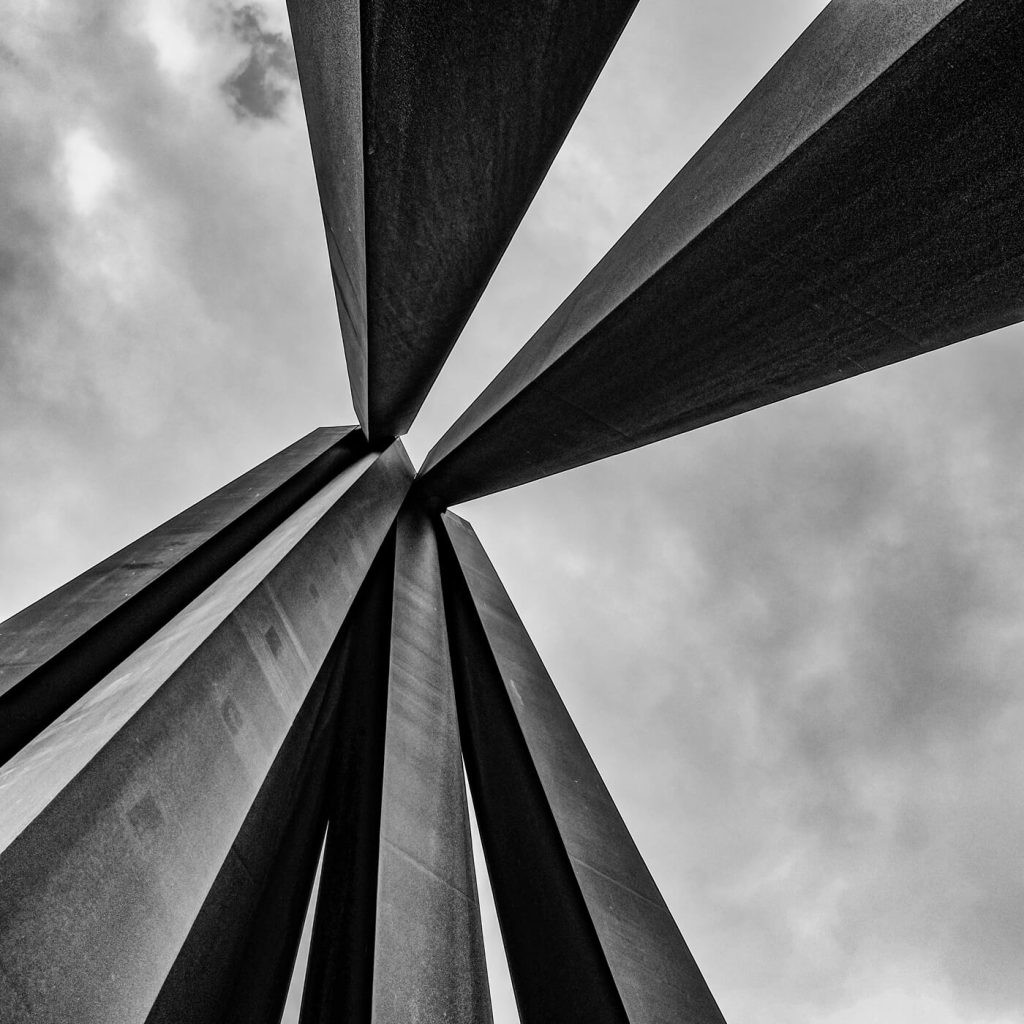 Photo en noir et blanc des neuf lignes obliques à Nice, dans les Alpes-Maritimes.