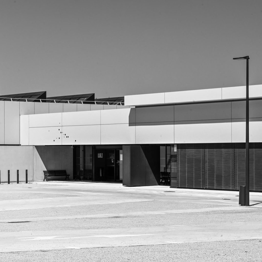 Photo en noir et blanc des nouveaux thermes à Salins-les-Bains dans le Jura.