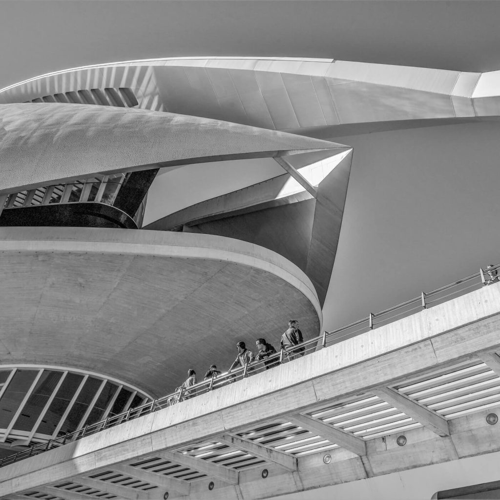 Photo en noir et blanc du Palais des Arts à Valence en Espagne.