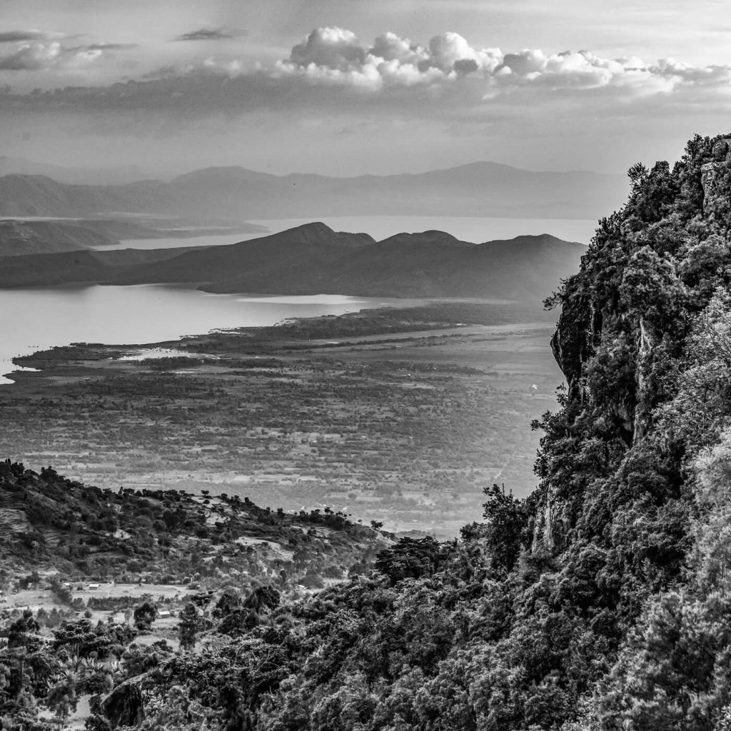 Photo en noir et blanc d'Arba Minch au petit matin, en Éthiopie.