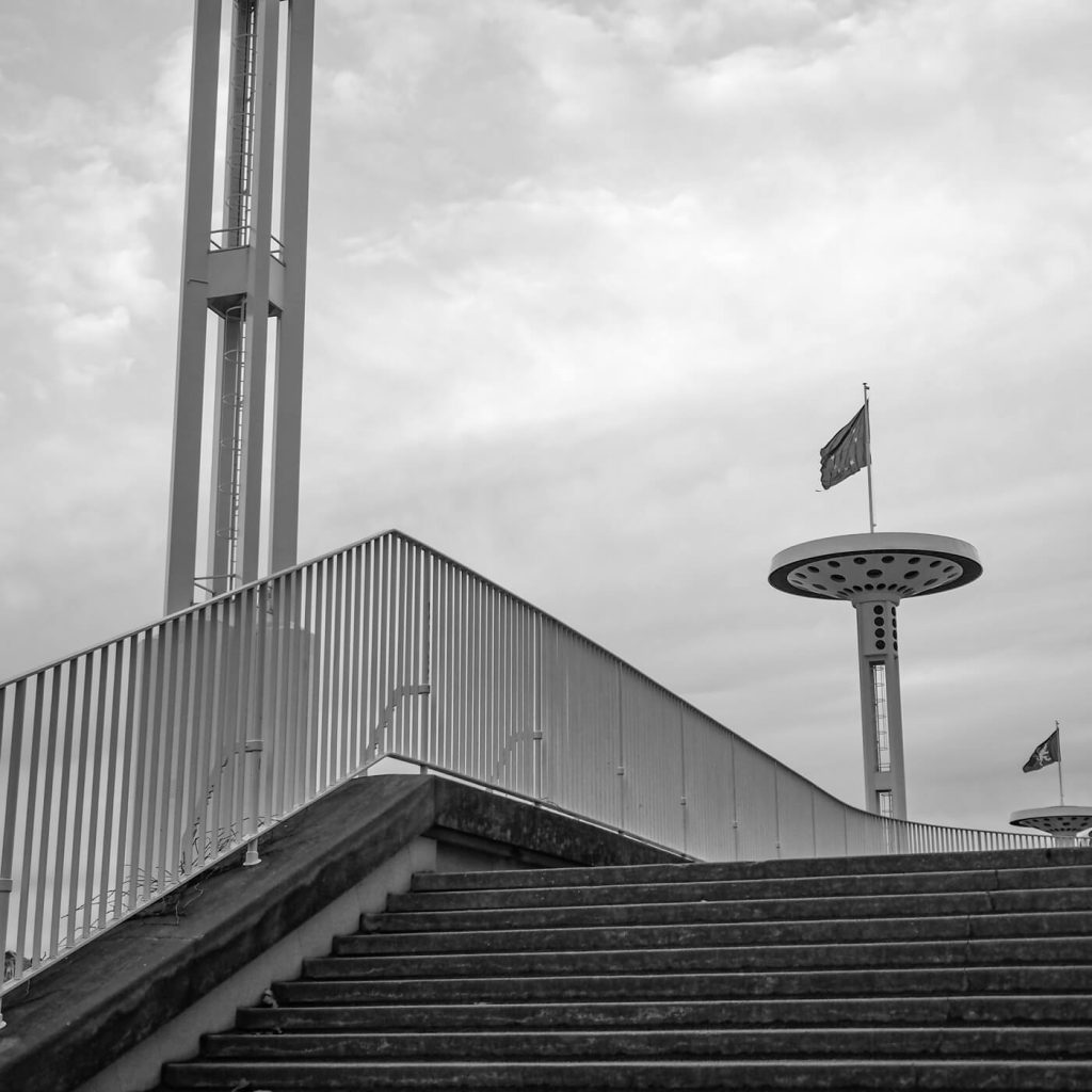 Photo en noir et blanc des escaliers du haut de la piscine du Rhône à Lyon.