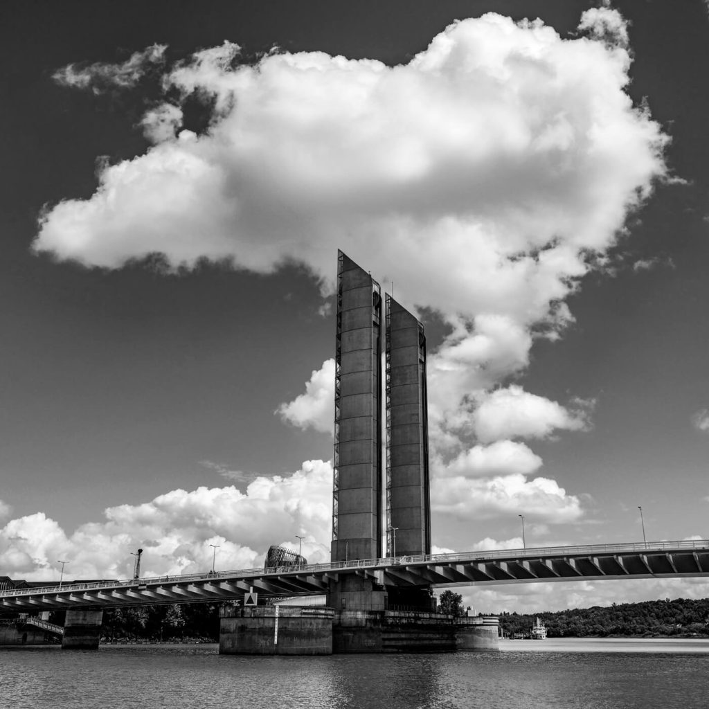 Photo en noir et blanc du Pont Jacques Chaban-Delmas à Bordeaux, en France.