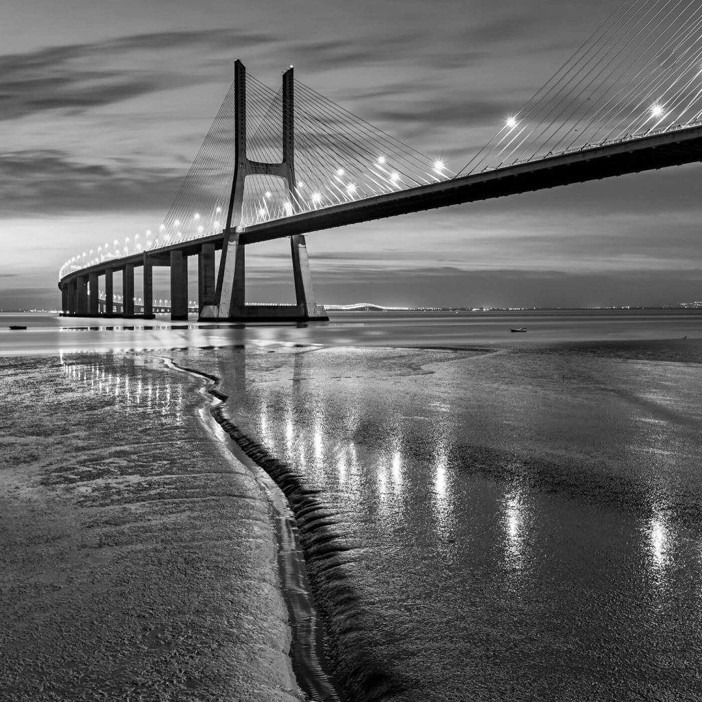 Photo en noir et blanc du Pont Vasco de Gama à Lisbonne.