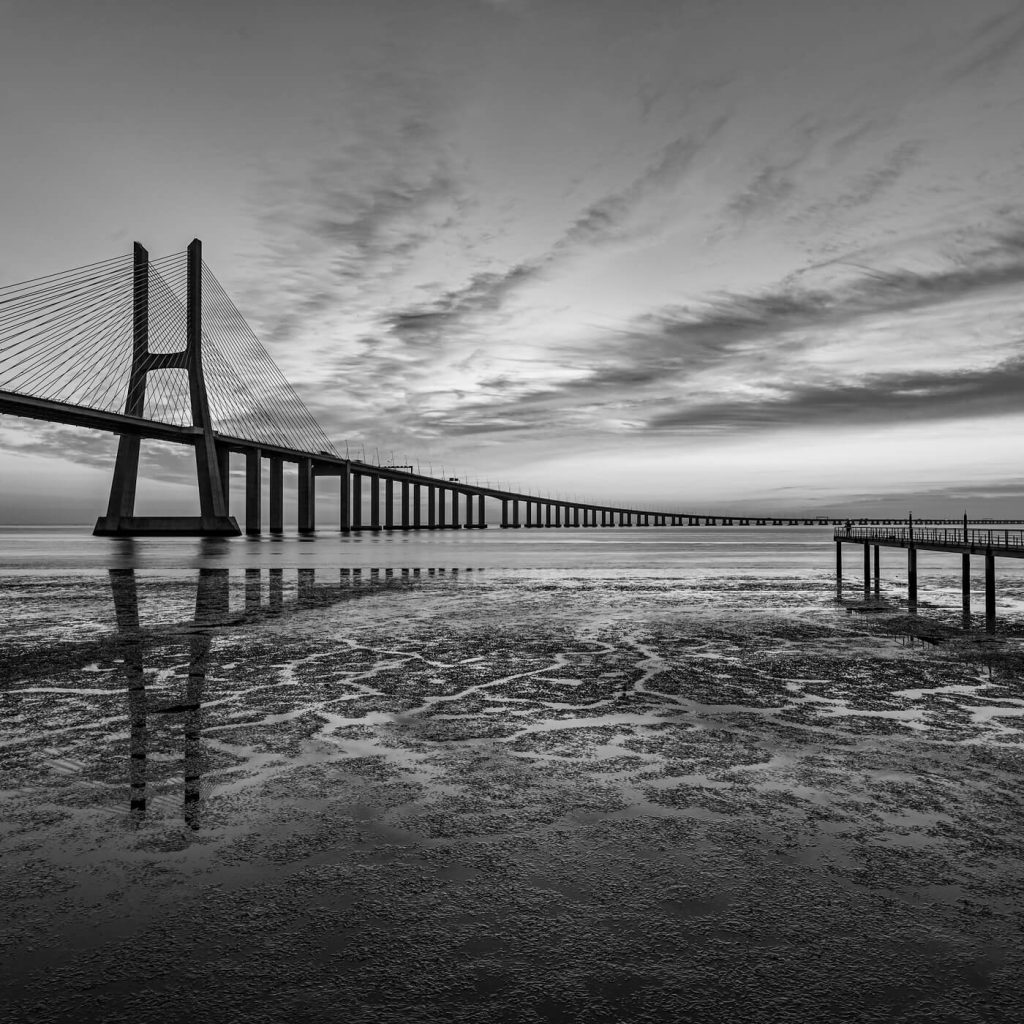 Photo en noir et blanc du pont Vasco de Gama à Lisbonne.