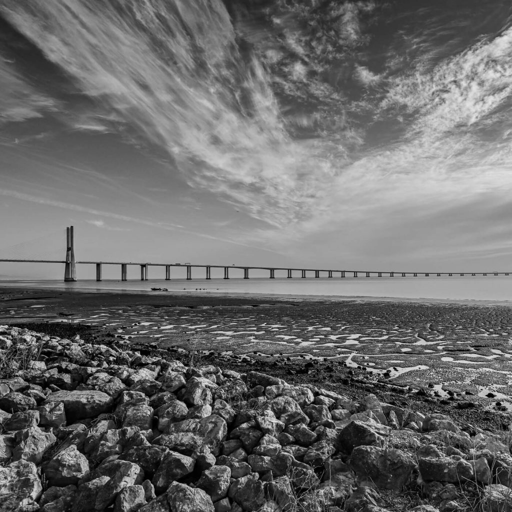 Photo en noir et blanc du Pont Vasco de Gama à Lisbonne, au Portugal.