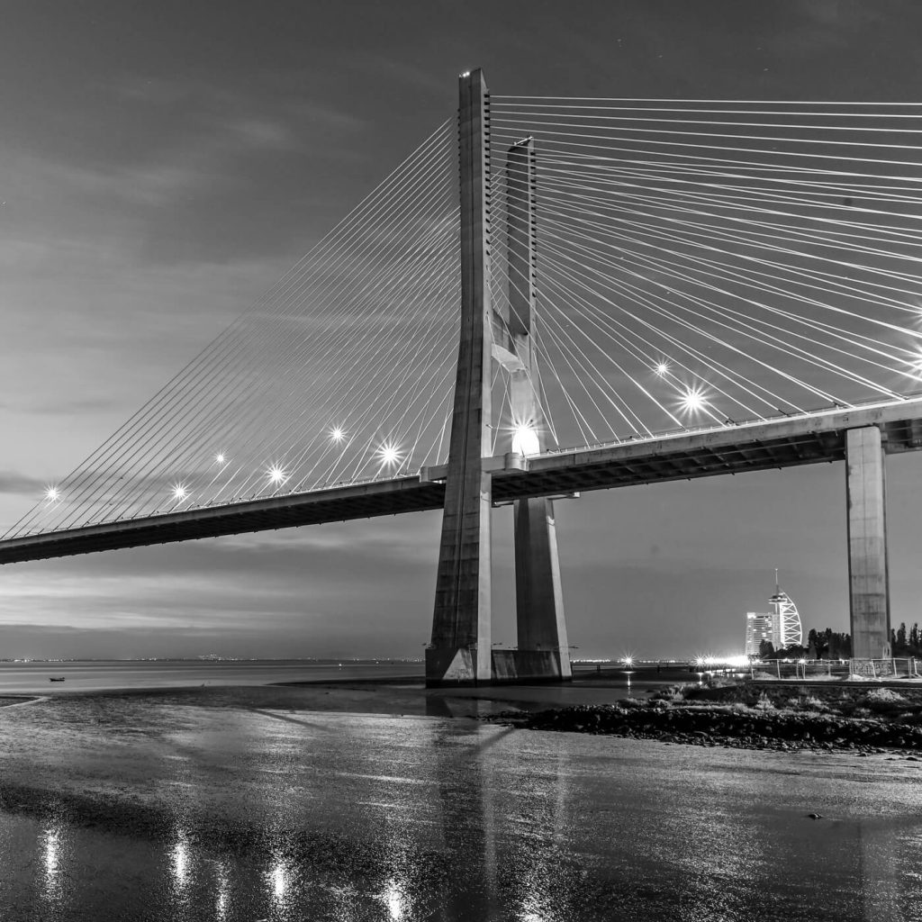 Photo en noir et blanc du pont Vasco de Gama depuis l'Hôtel Myriad à Lisbonne.