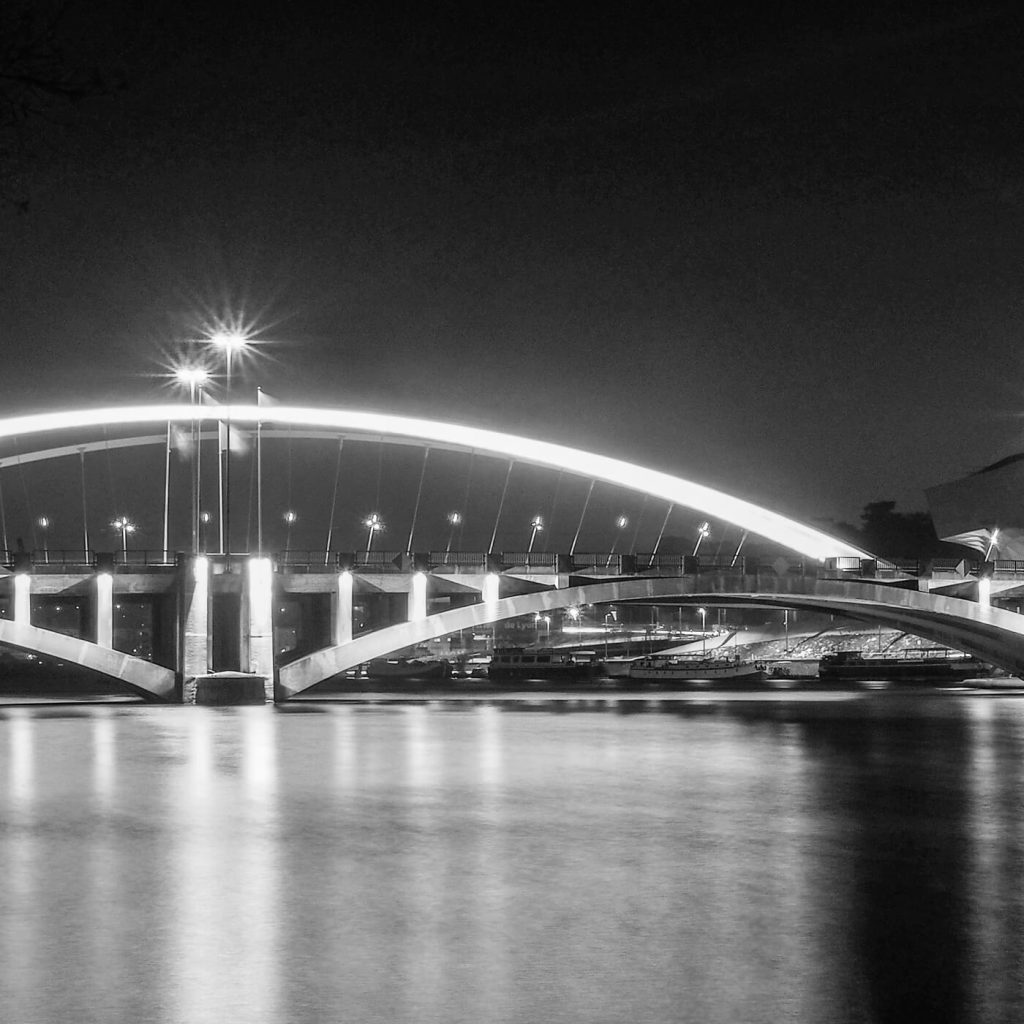 Photo en noir et blanc du pont Pasteur et de la rue Barre à Lyon.