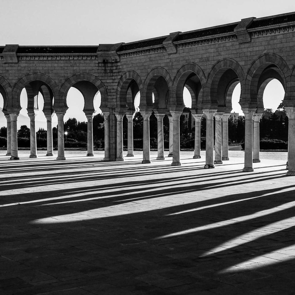 Photo en noir et blanc du promenoir à la mosquée Mâlik Ibn Anas en Tunisie.