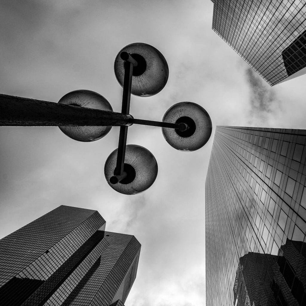 Photo en noir et blanc du Quatuor en contre-plongée à La Défense à Paris.