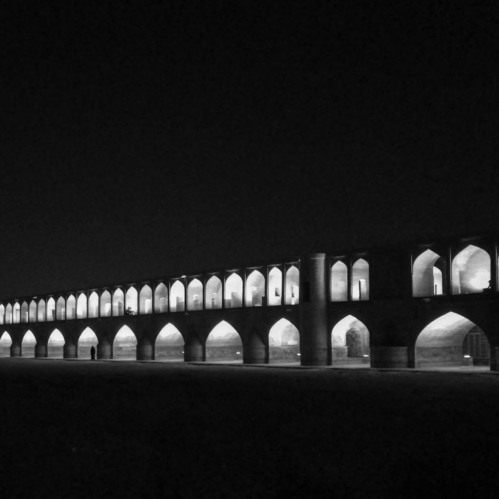 Photo en noir et blanc du Pont de Khajou de nuit en Iran.