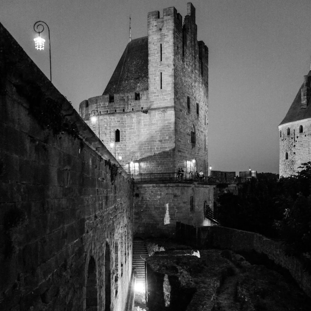 Photo en noir et blanc des remparts de la citadelle de Carcassonne.