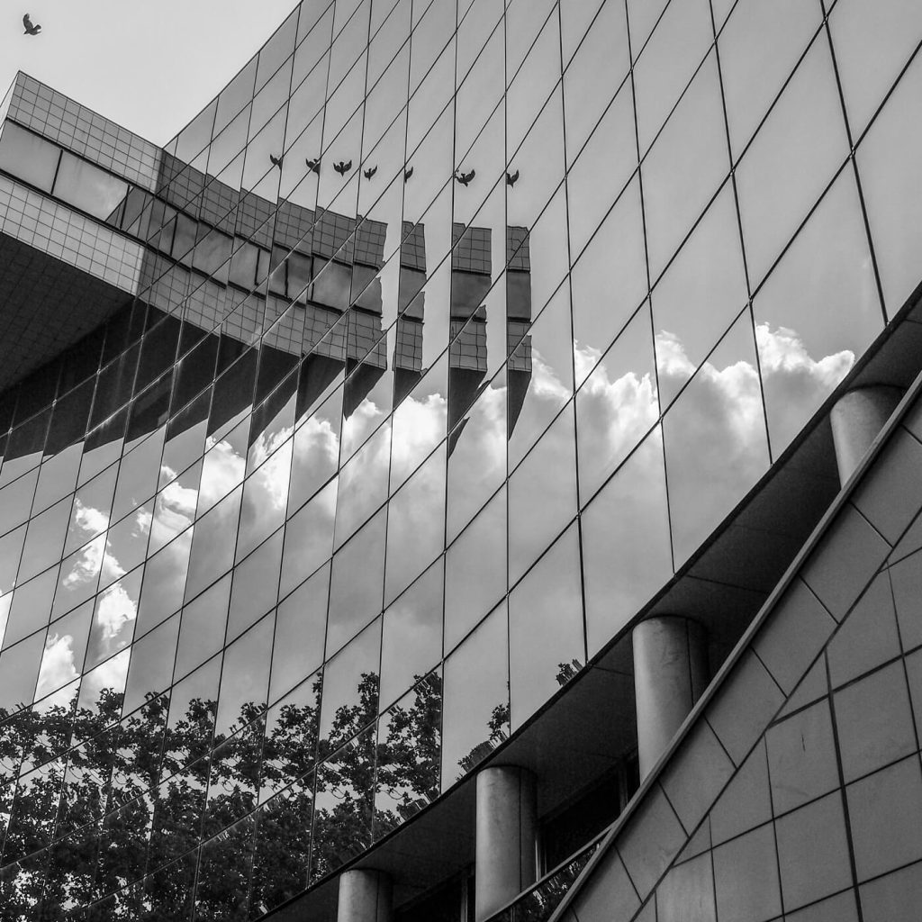 Photo en noir et blanc de l'immeuble de l'Hôtel Mercure à Lyon.