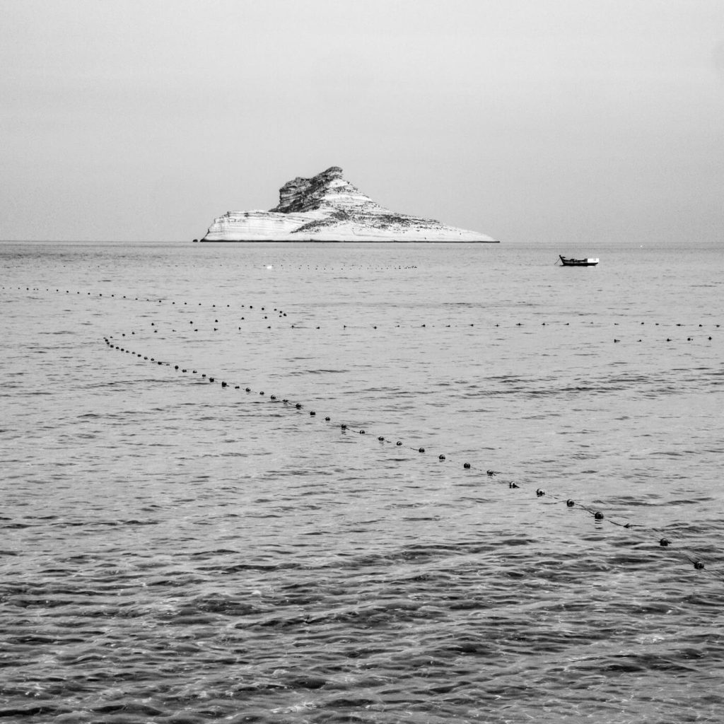 Je comprends, alors voici la correction : Photo en noir et blanc du Rocher du Pilau à Raf Raf, en Tunisie.