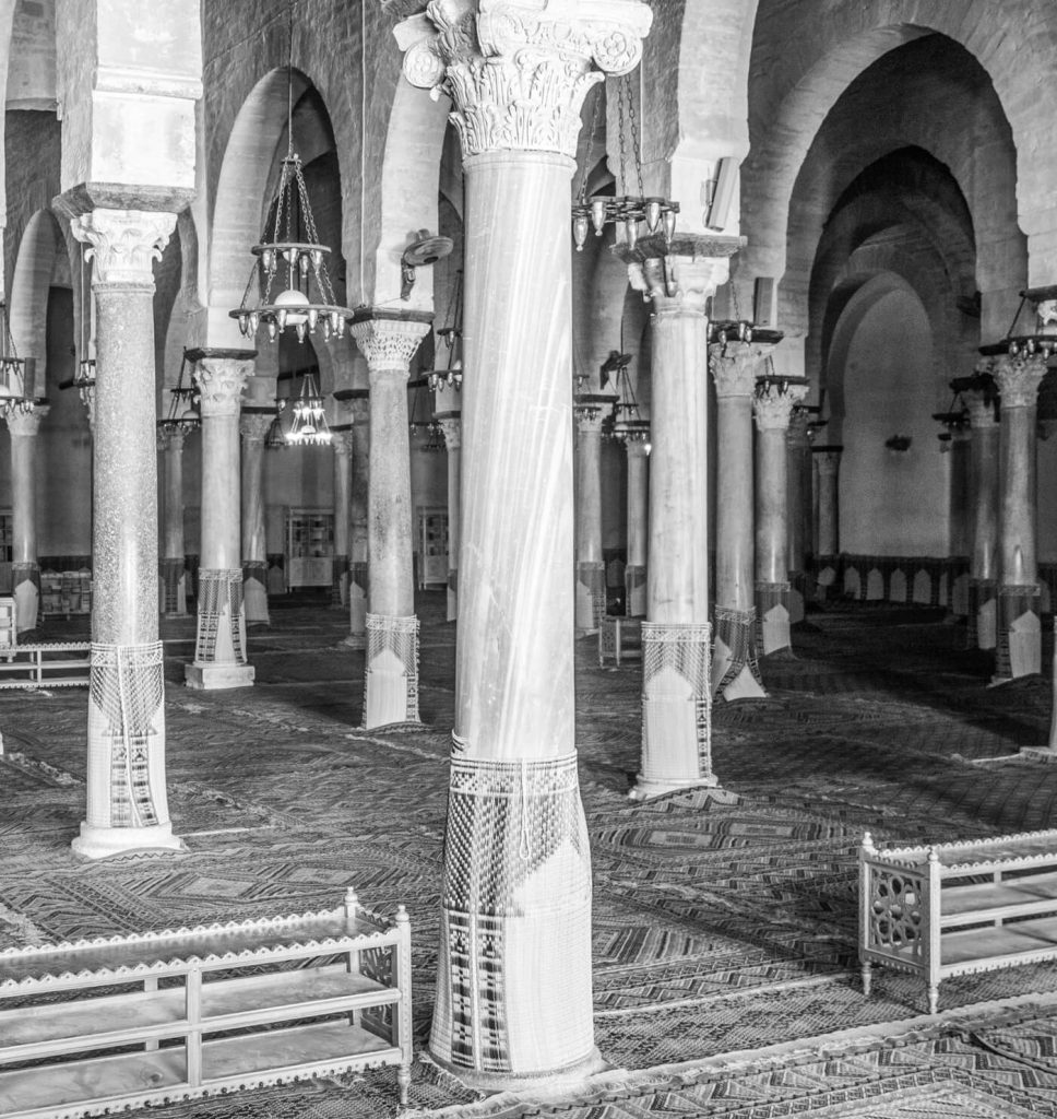 Photo en noir et blanc de la salle de prière dans la Grande Mosquée à Kairouan, en Tunisie.