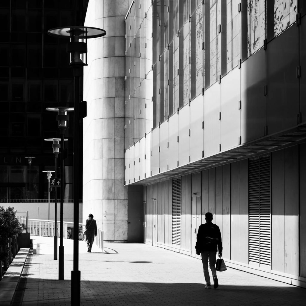 Photo en noir et blanc de La Défense à Paris.