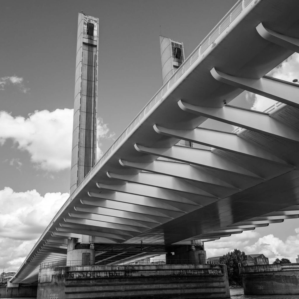 Photo en noir et blanc de la structure du pont Jacques Chaban-Delmas à Bordeaux, en France.