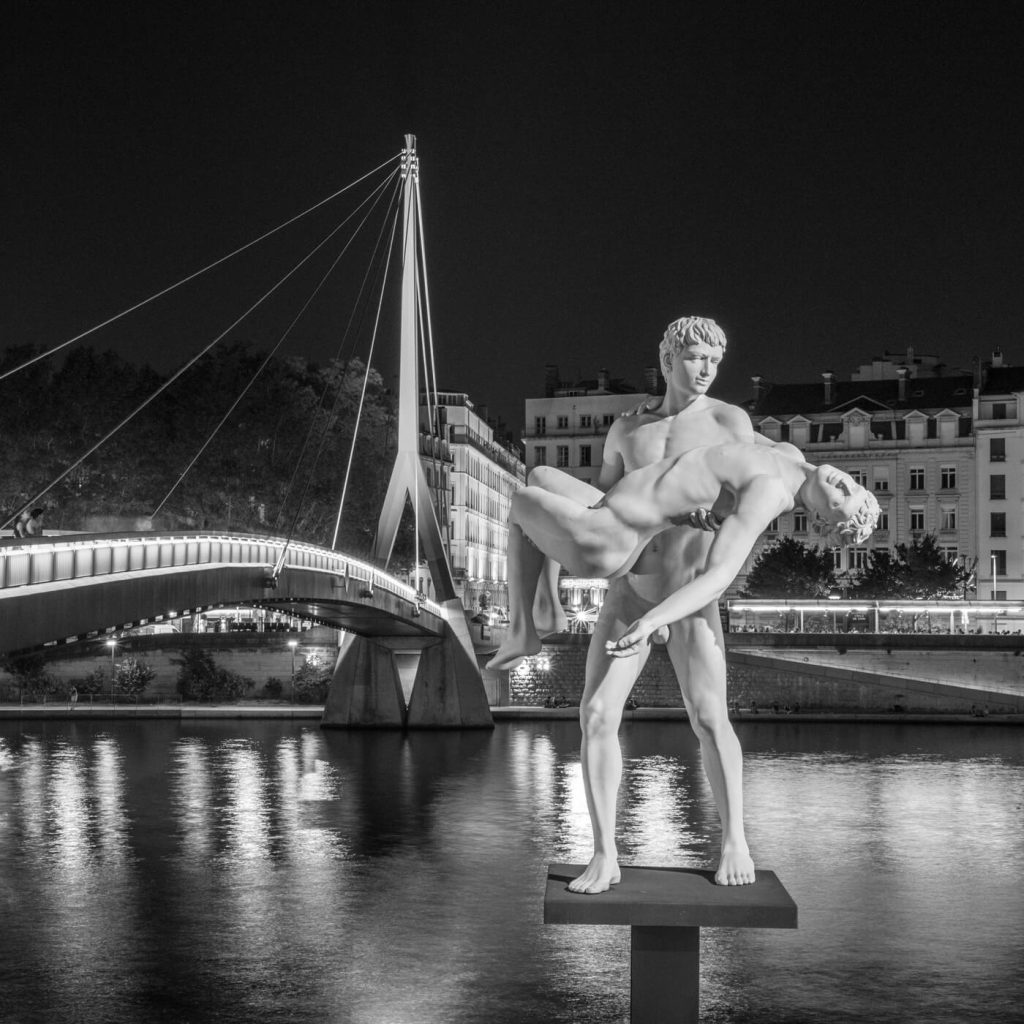 Photo en noir et blanc de la statue "Le poids de soi-même" à Lyon.