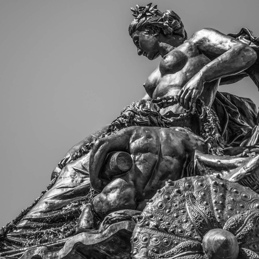 Photo en noir et blanc de la statue de la Garonne à la Fontaine Bartholdi à Lyon.