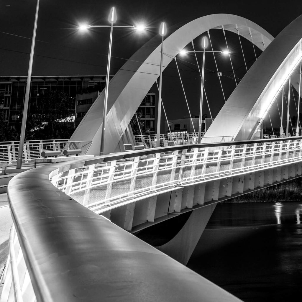 Photo en noir et blanc du pont Raymond Barre à Lyon.
