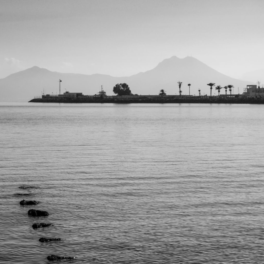 Photo en noir et blanc de La Goulette en Tunisie avec en fond le Djebel Boukornine.