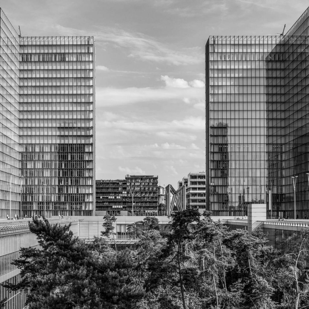 Photo en noir et blanc de la Bibliothèque Mitterrand à Paris.