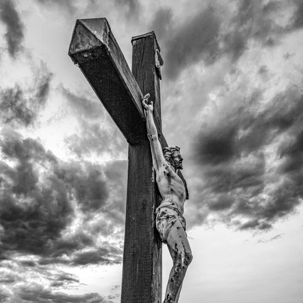 Photo en noir et blanc d'une croix avec Jésus crucifié à la Baie de Collioure dans les Pyrénées-Orientales.