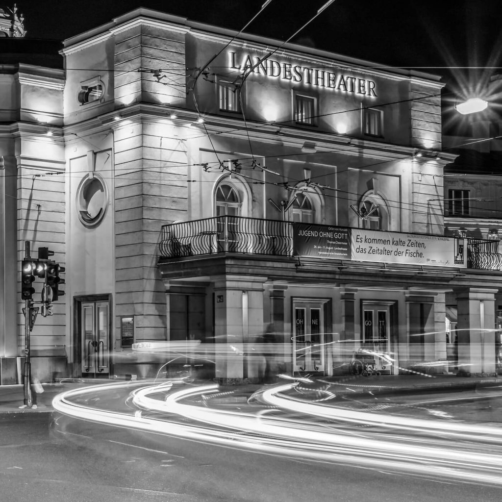 Photo en noir et blanc du Théâtre d'État à Salzbourg, en Autriche.