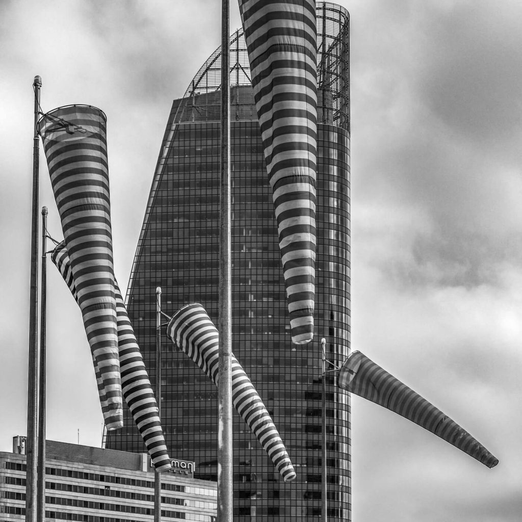 Photo en noir et blanc de la Tour T1 d'Engie à La Défense à Paris.