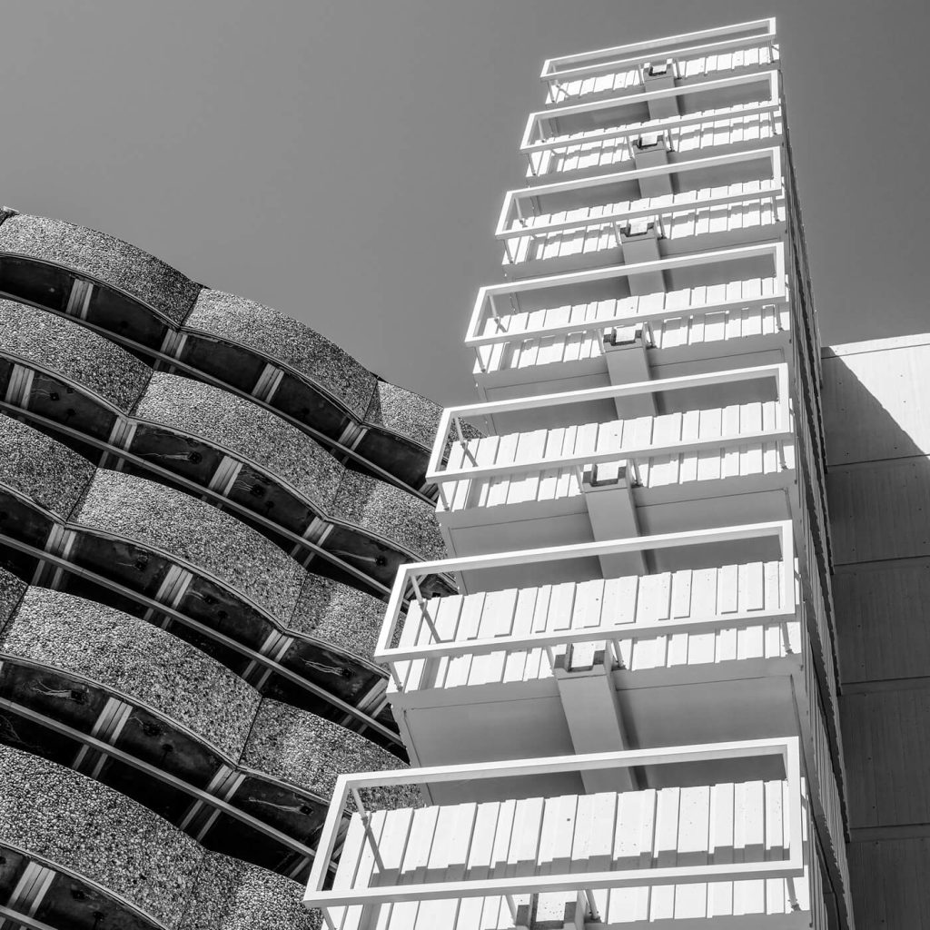 Photo en noir et blanc du parking des Halles à Lyon.