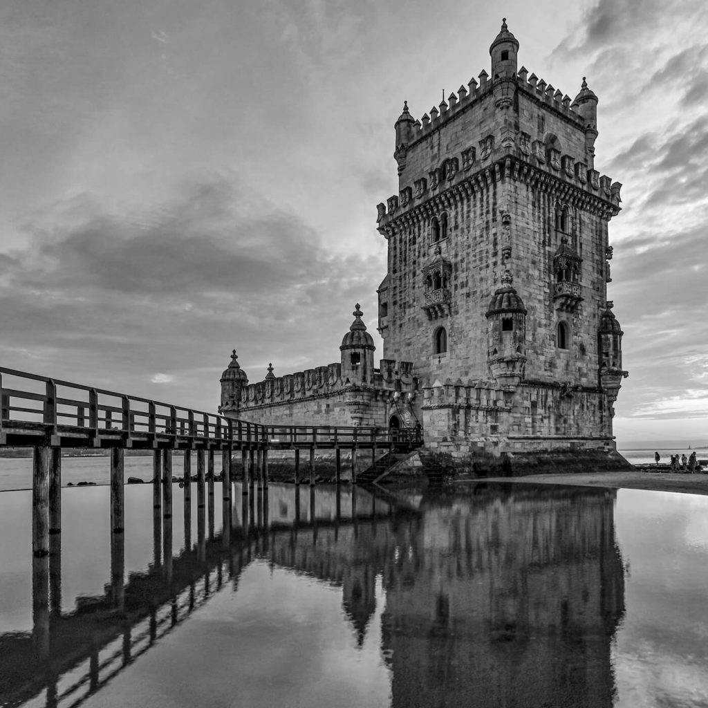 Photo en noir et blanc de la tour de Belém à Lisbonne, au Portugal.