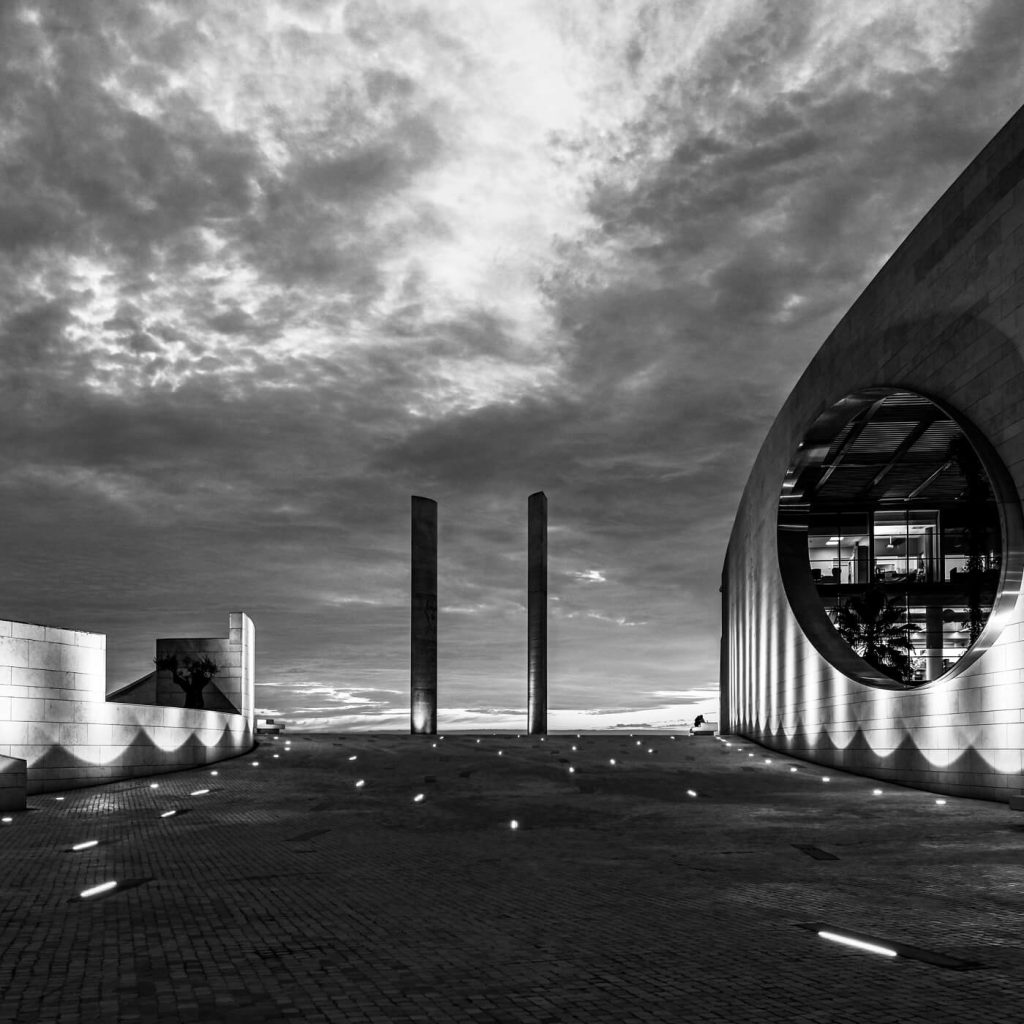 Photo en noir et blanc de la Fondation Champalimaud à Belém, au Portugal.