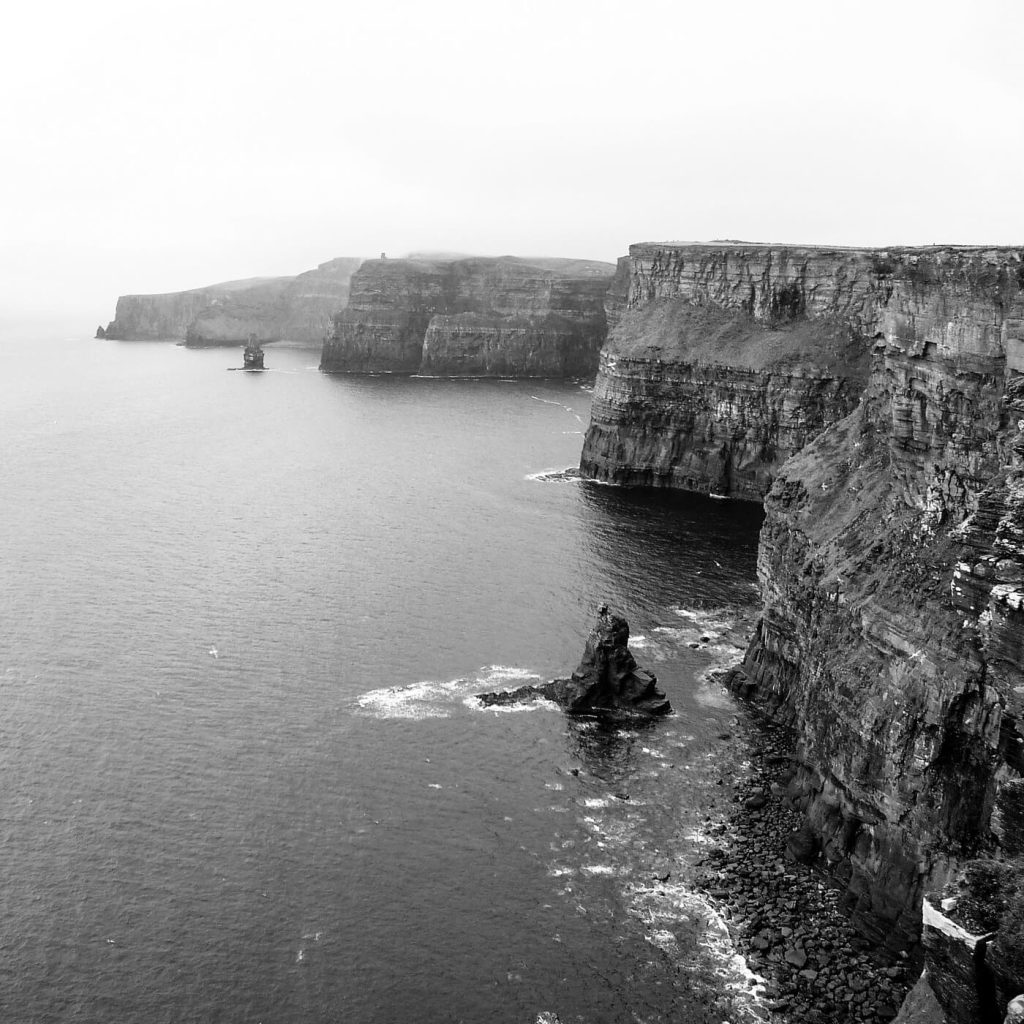 Photo en noir et blanc des falaises de Moher à Clare, en Irlande.