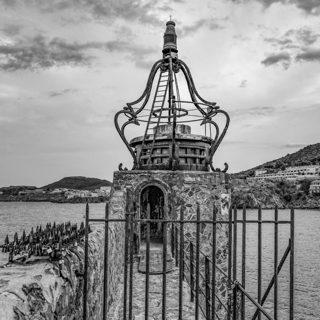 Photo en noir et blanc du vieux phare de Collioure dans les Pyrénées-Orientales, en France.