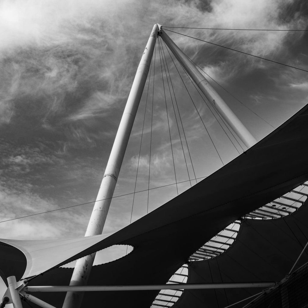 Photo en noir et blanc d'une voilure à la foire de Lisbonne au Portugal.